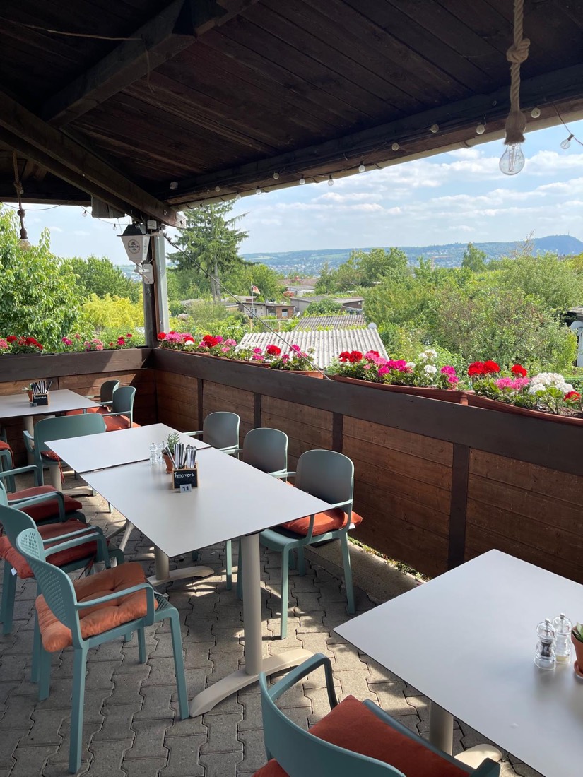 Blick von der Terrasse des Martinsberg über die Blumenkästen hinweg auf Bad Kreuznach