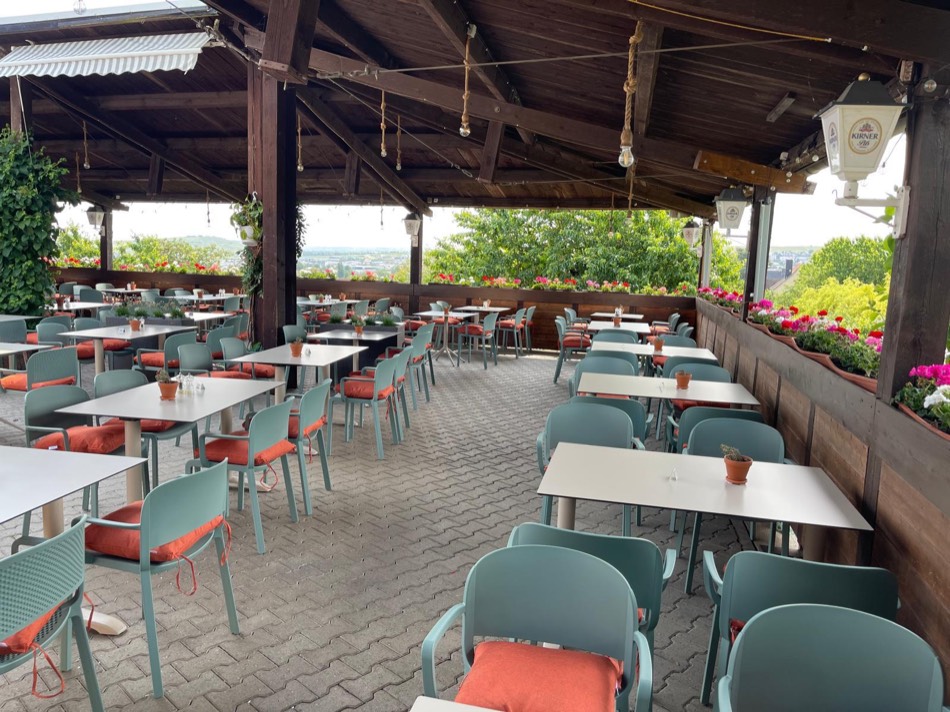 Überdachte Terrasse mit Blumenkästen und Blick ins Nahetal